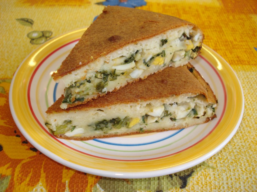 Заливной пирог с луком и яйцом
