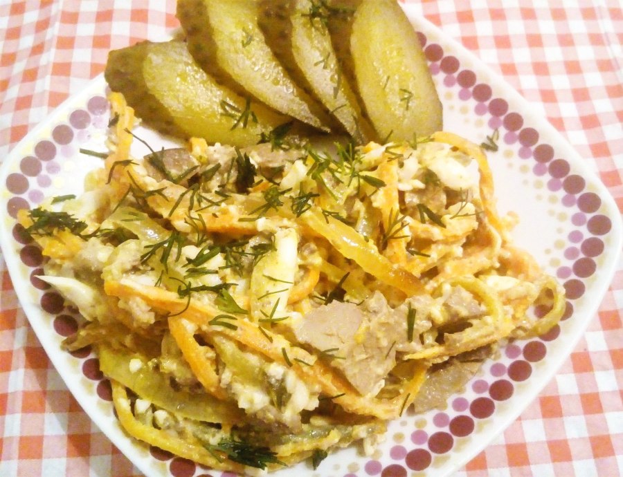 Картошка с солеными огурцами и сметаной