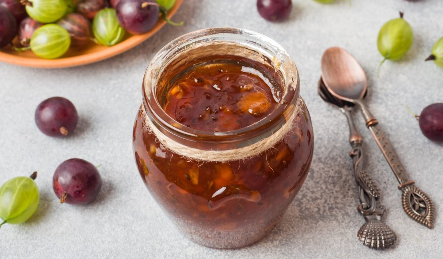 Варенье из крыжовника с грецкими орехами