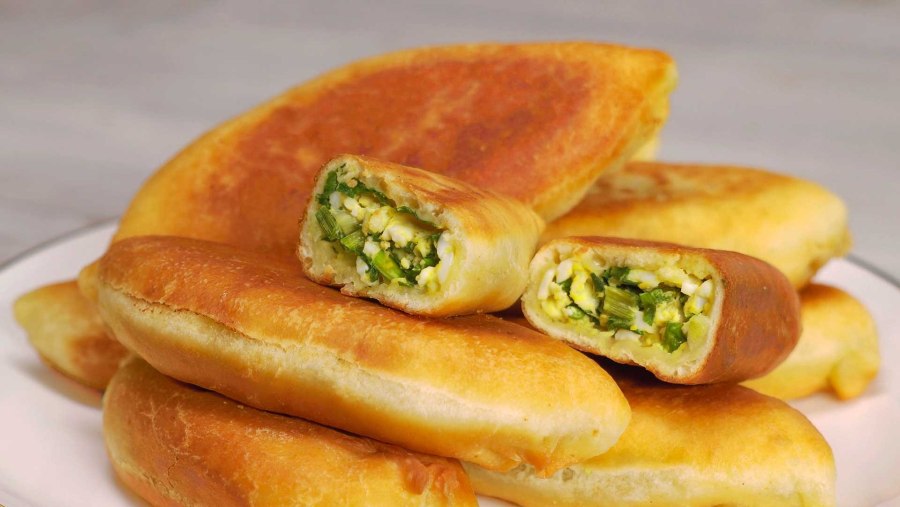 Пирожки с яйцом и луком