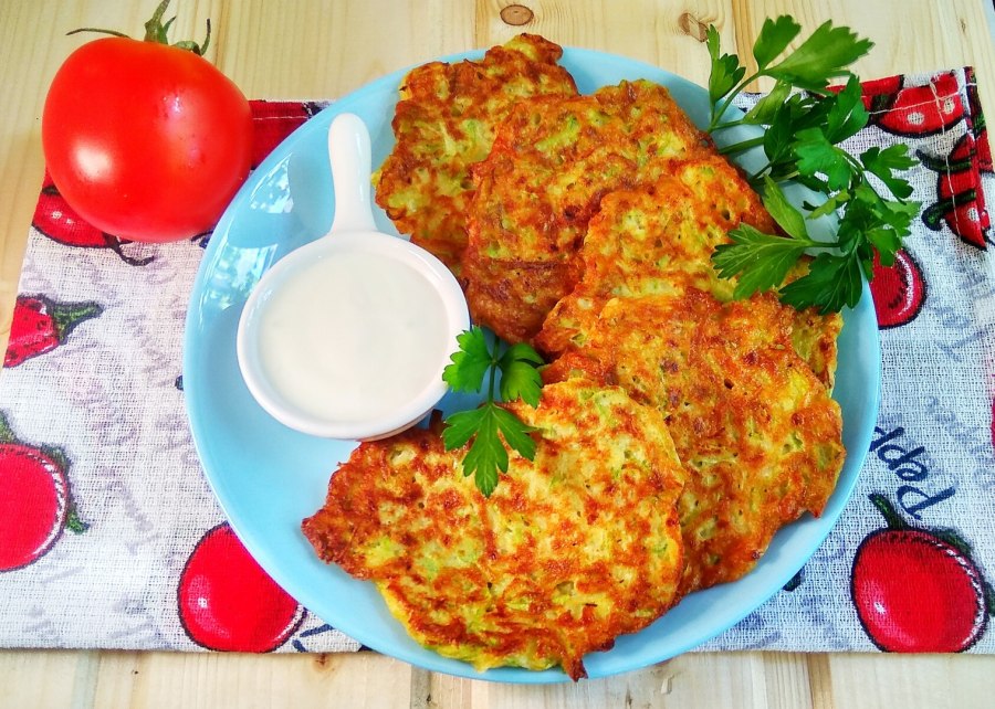 Оладьи из кабачков с красной икрой