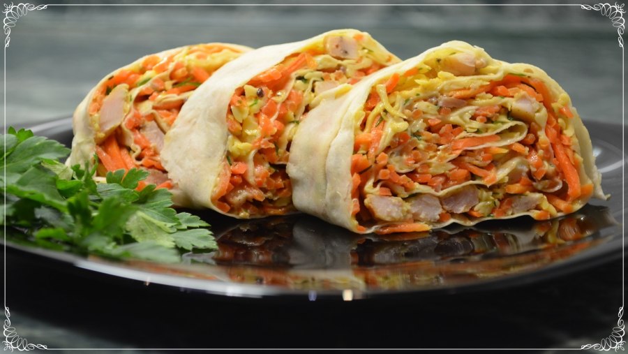 Рулет из лаваша с корейской морковью и ветчиной и сыром