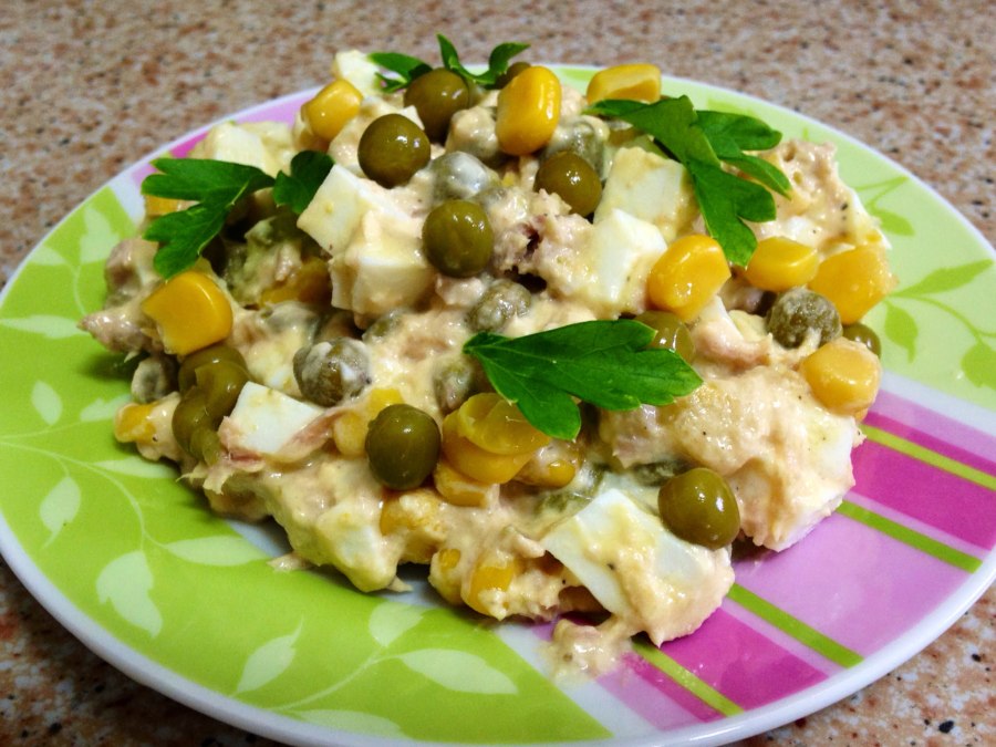 Салат с тунцом и горошком