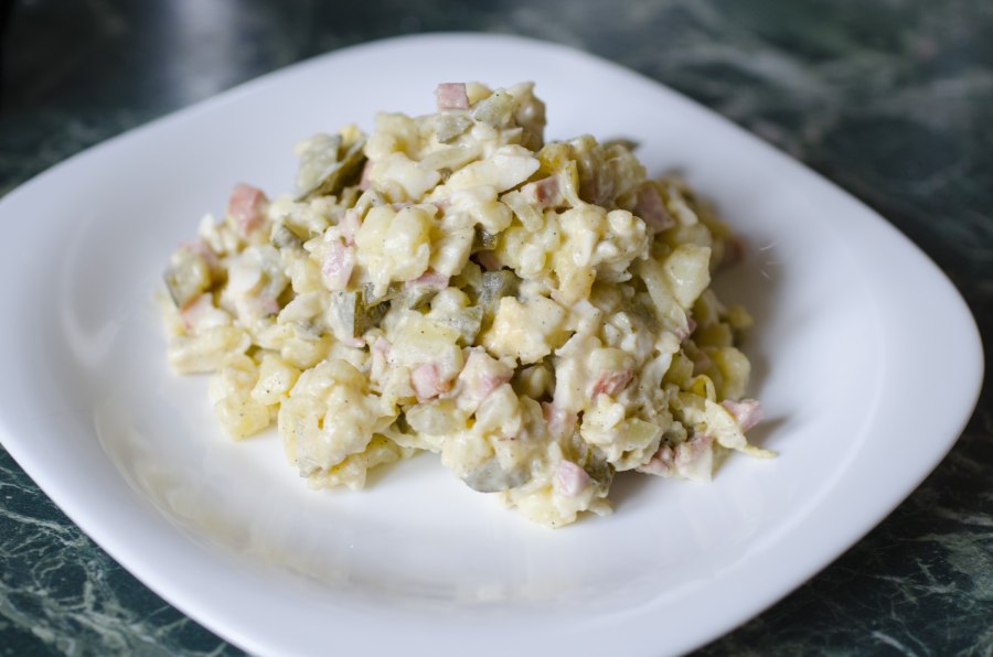 Салат Летучий голландец с кальмарами зеленым горошком и грибами