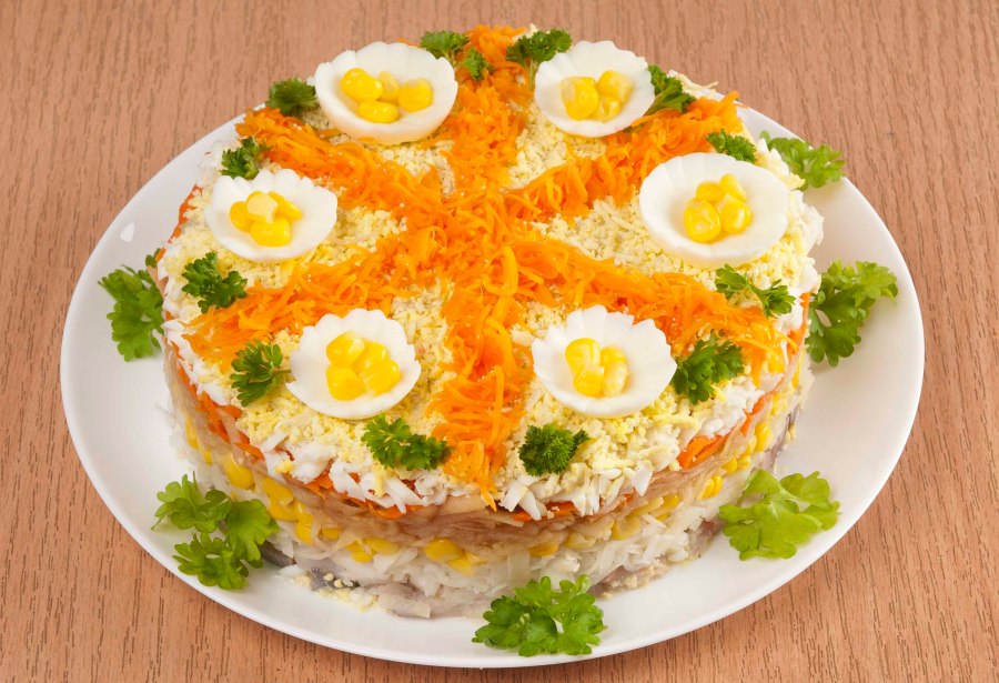 Салат с селёдкой и овощами