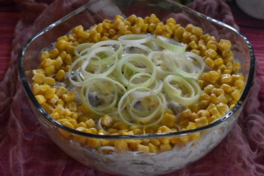Салат с редисом и кукурузой