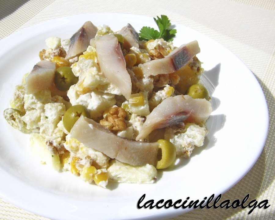 Постный салат с селедкой и кукурузой
