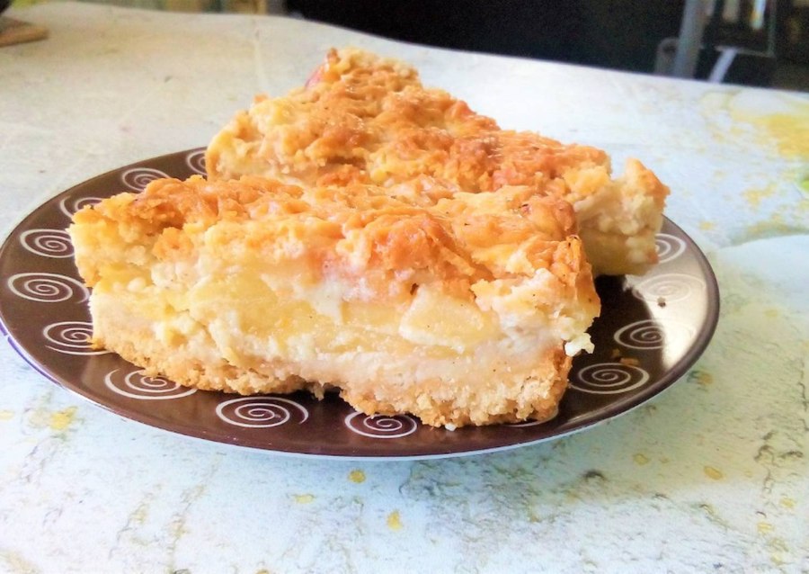 Шарлотка с заварным кремом