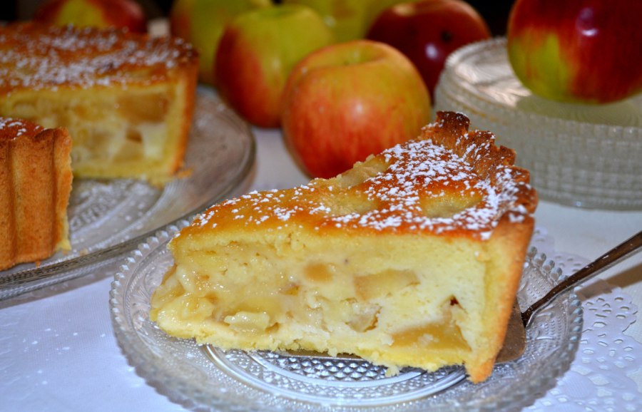 Польская шарлотка с яблоками и заварным кремом
