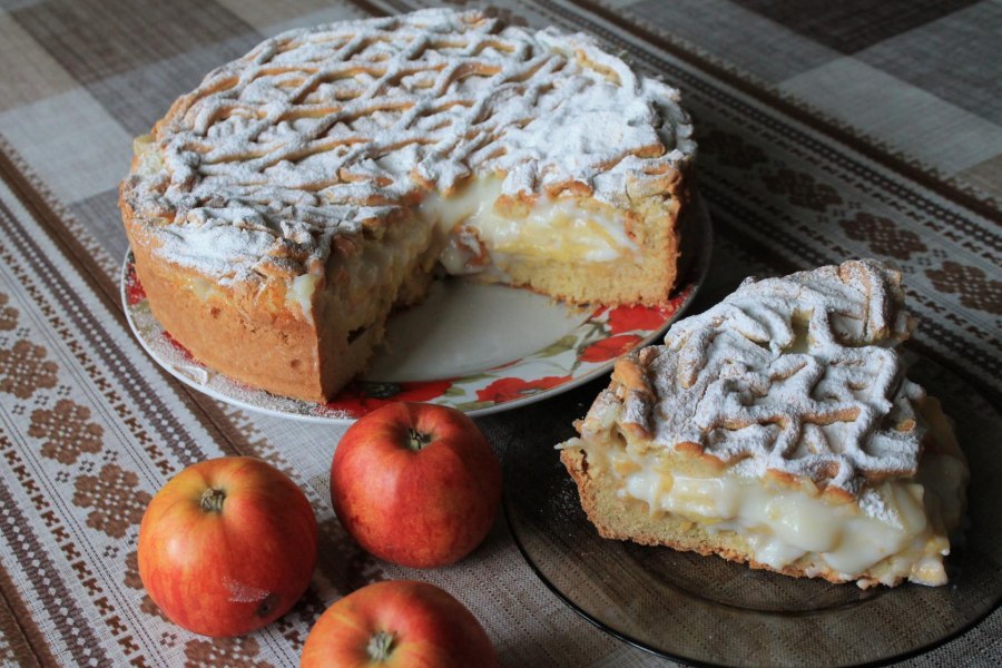 Пирог с яблоками и заварным кремом