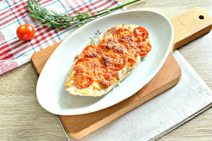 Куриная грудка с моцареллой и помидорами