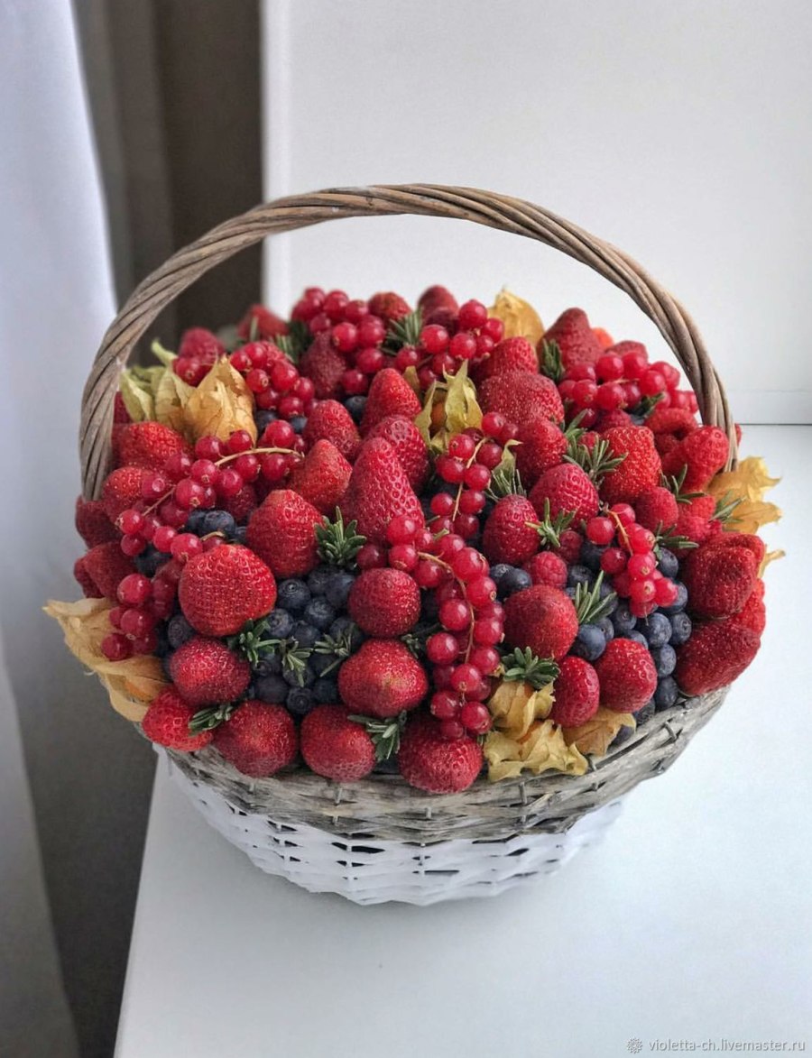 Корзина из ягод