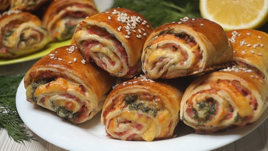 Рогалики из слоёного теста