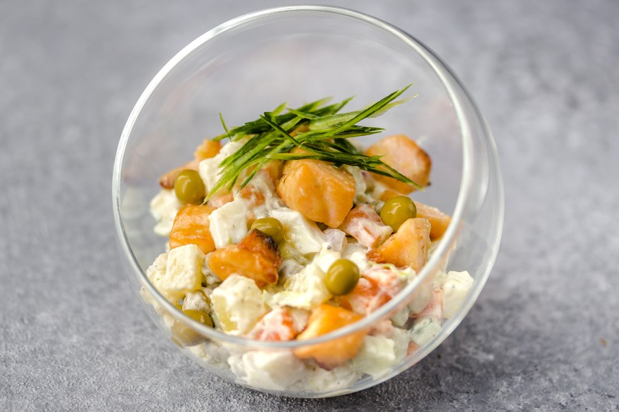 Салат с семгой и овощами