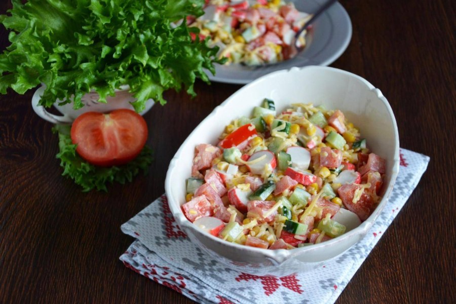 Салат с крабовыми палочками и помидорами и чесноком