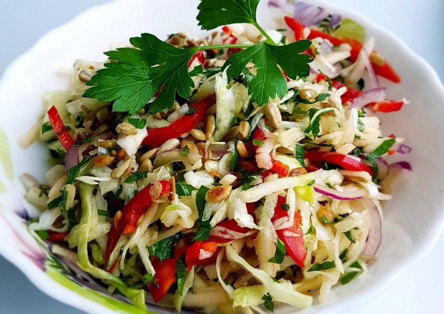 Салат овощной с яблоками и сладким перцем