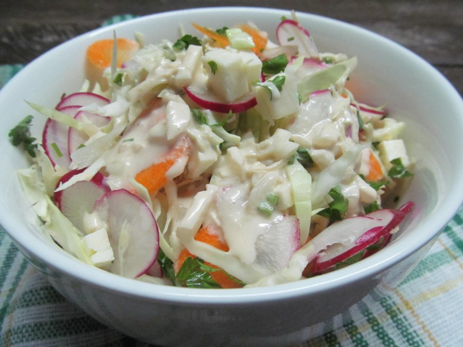 Салат с редиской и капустой