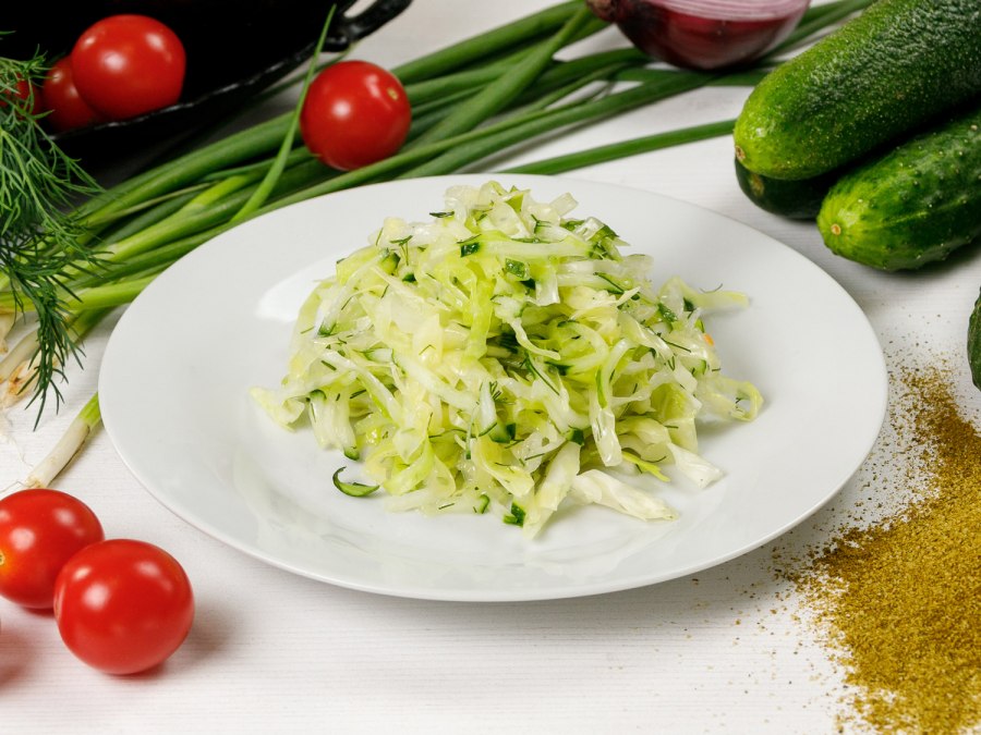 Салат с капустой и огурцом