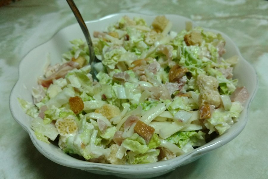 Салат с пекинской капустой и кукурузой и курицей и огурцом