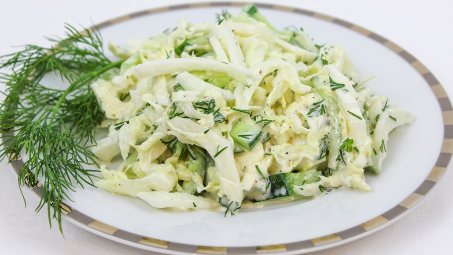 Салат с пекинской капустой и огурцом