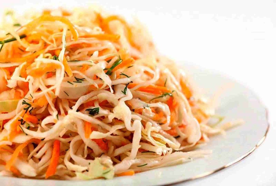 Салат витаминный из капусты и моркови с уксусом