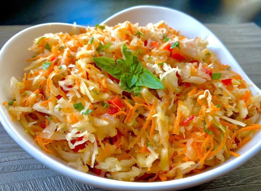 Салат с квашеной капустой