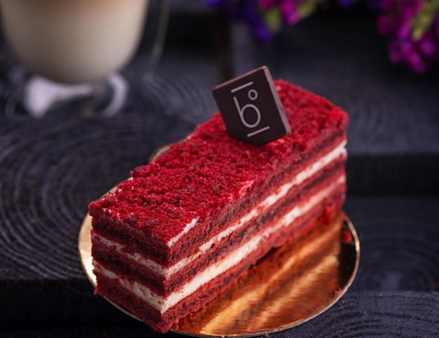 Красный бархат с клубничным конфи