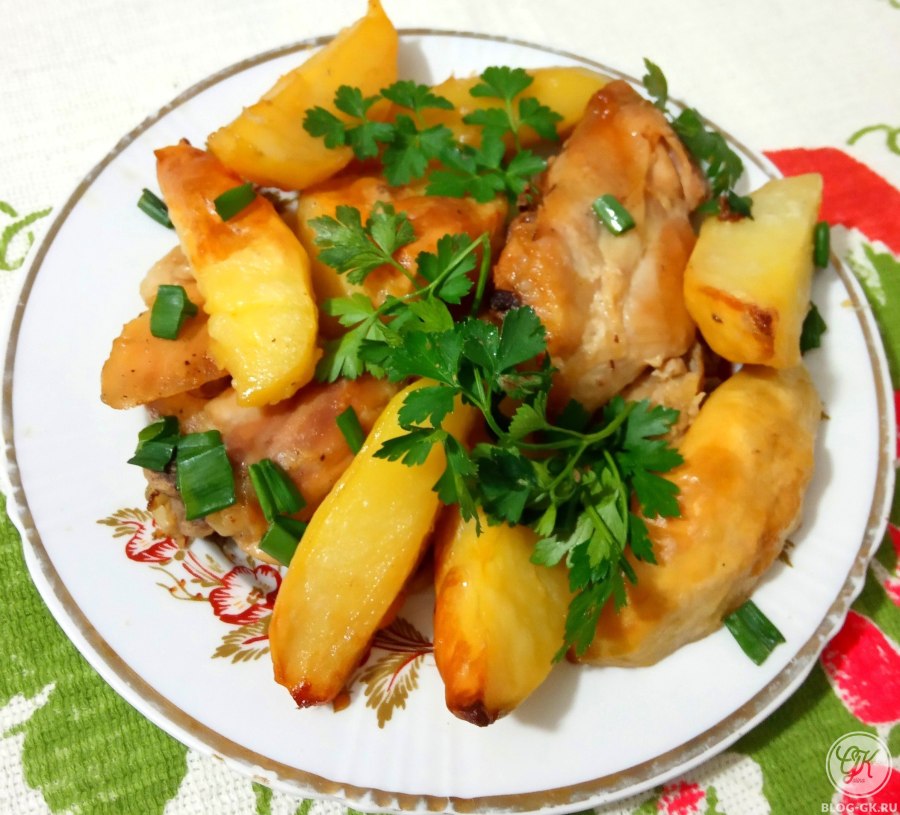 Бёдрышки в духовке с картошкой