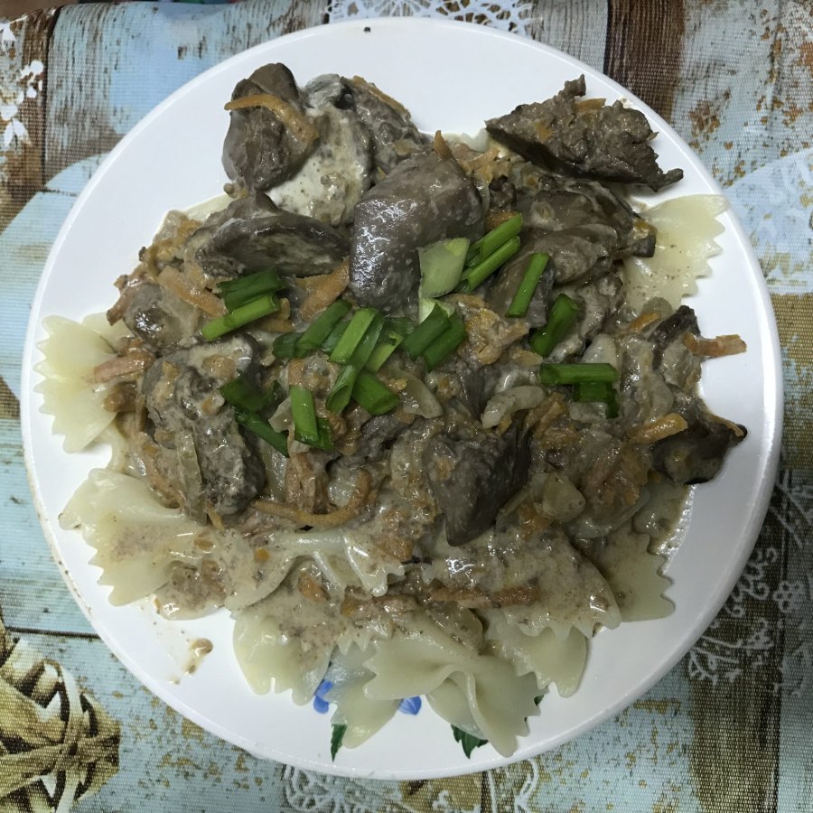 Печень тушеная с майонезом и луком