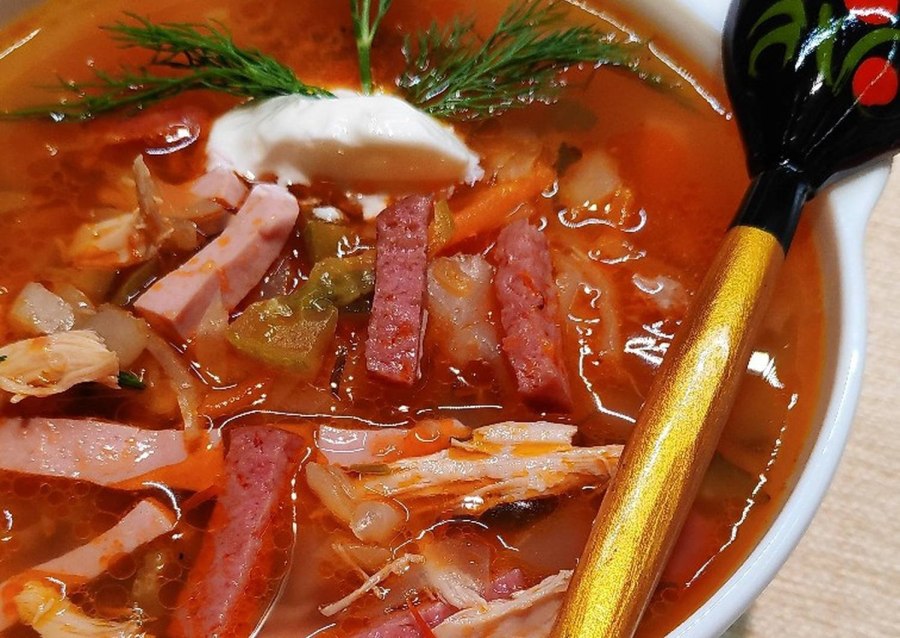 Нарезать колбасу вареную и копченую соломкой