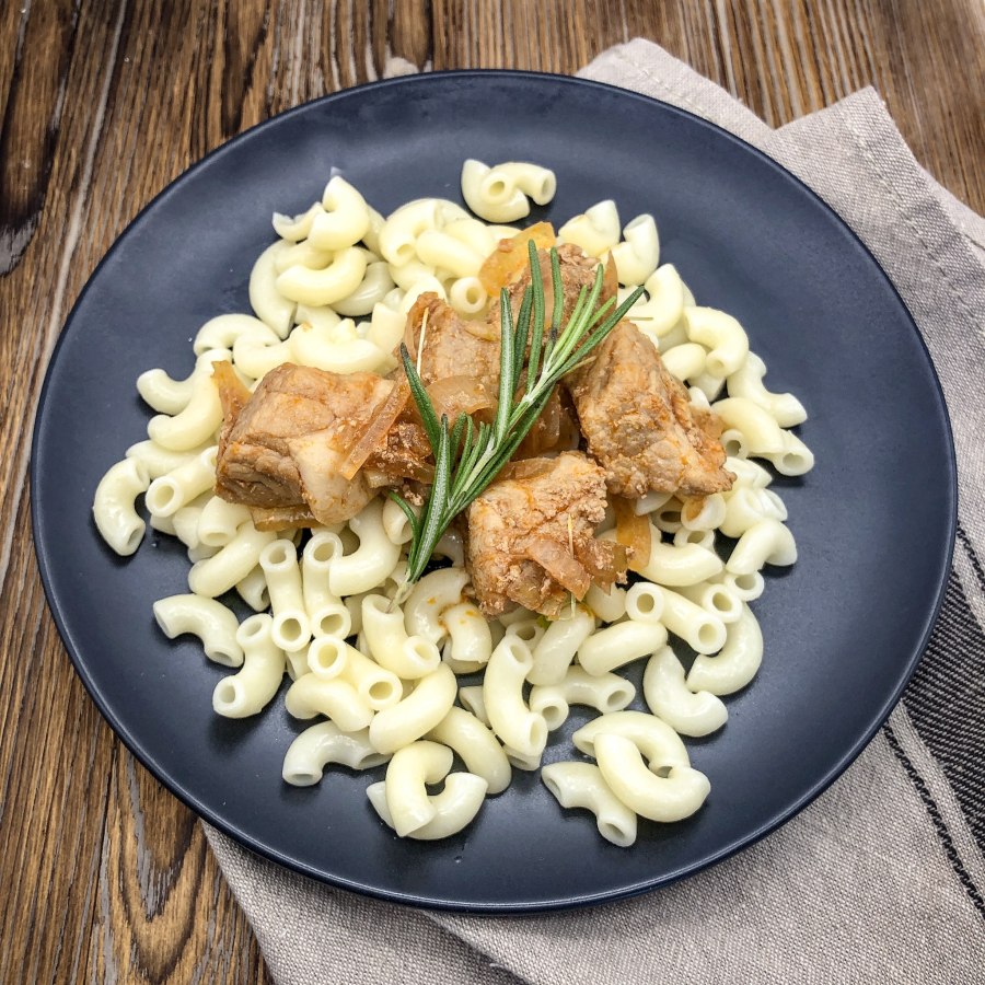 Гуляш с макаронами