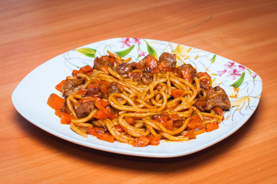 Макароны со свининой