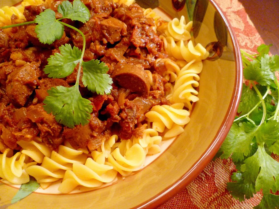Мясной гуляш спагетти