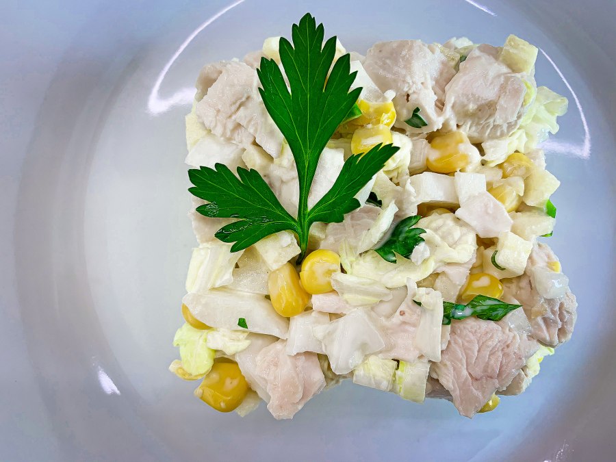 Салат из курицы с ананасами и сыром и яйцами