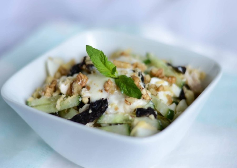 Салат с черносливом и куриной грудкой