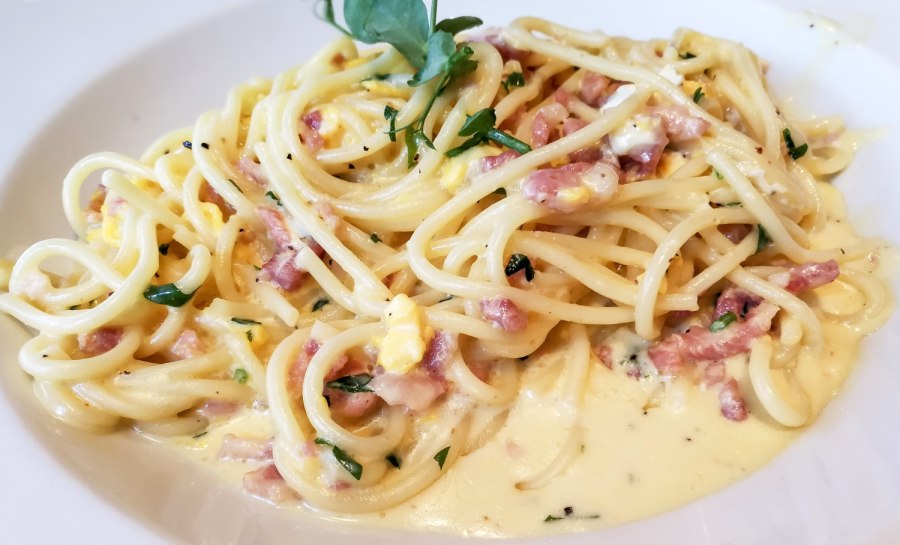 Макароны под соусом болоньезе с курицей