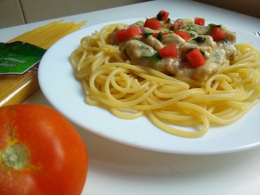 Паста с курицей с соусом бешамель
