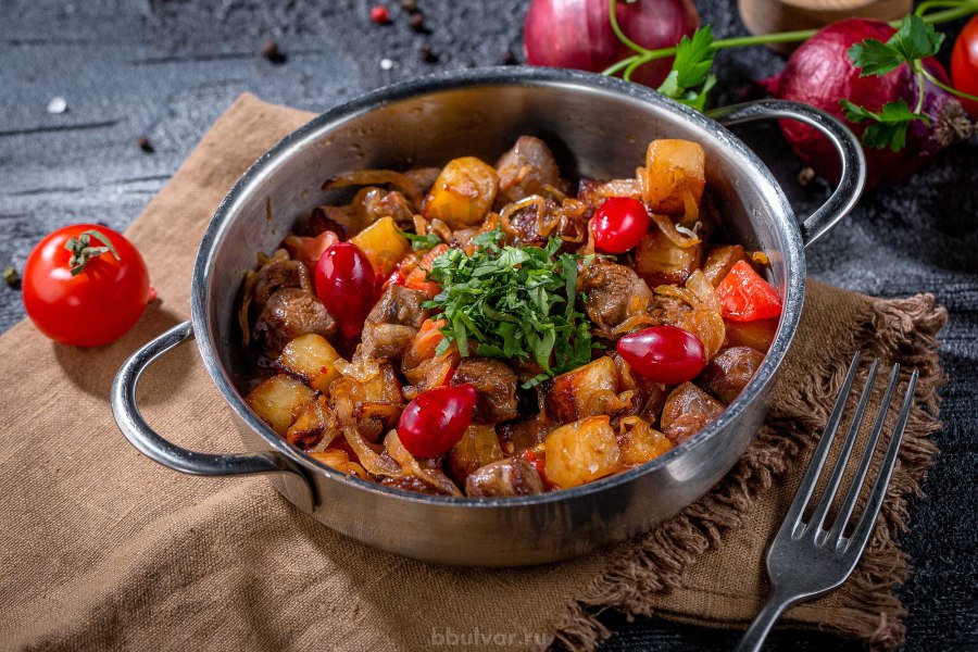 Картошка с овощами в духовк