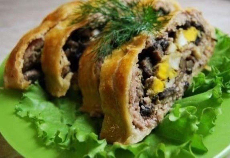 Мясной рулет в тесте