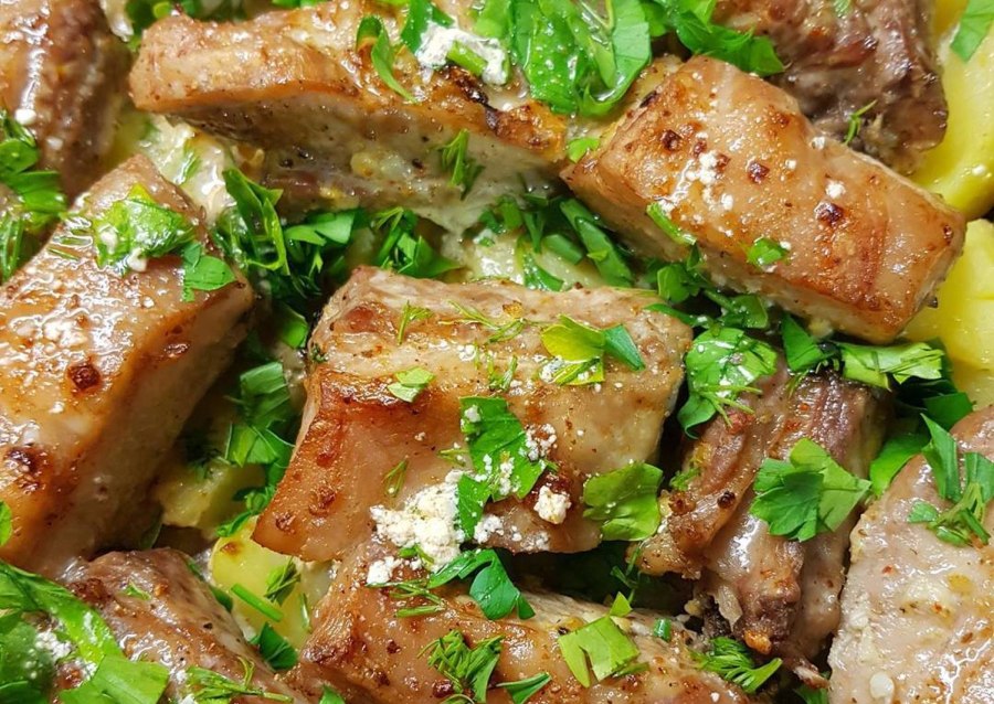 Свиные ребрышки с картофелем фри