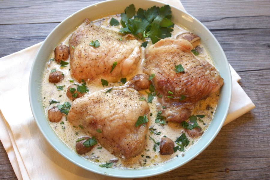 Куриные бёдрышки в сметанном соусе