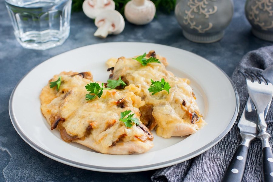 Куриное филе запеченное с грибами