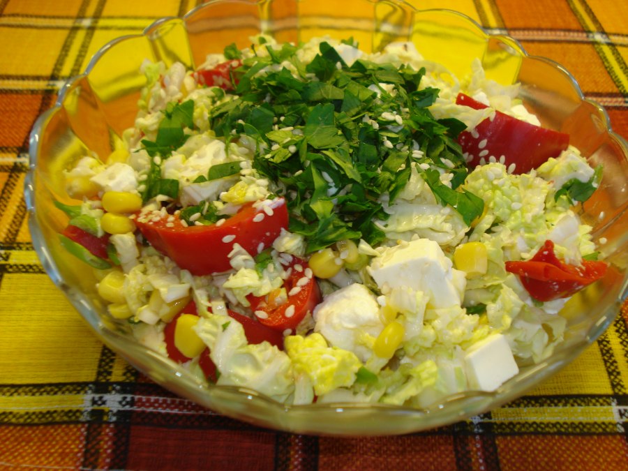 Салат с пекинской капустой и кукурузой