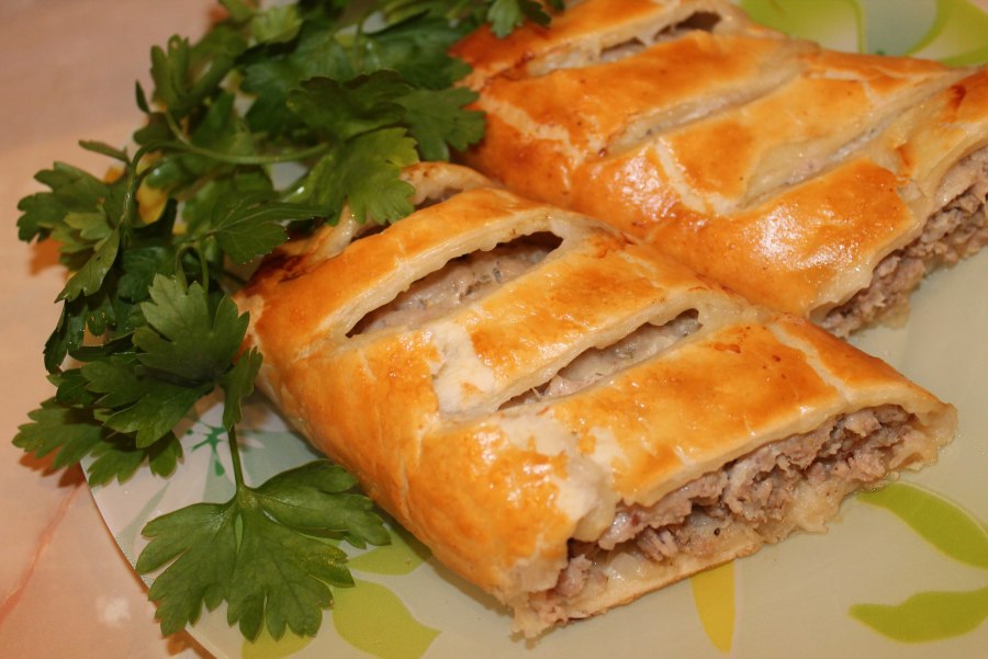 Пирог мясной слоеный