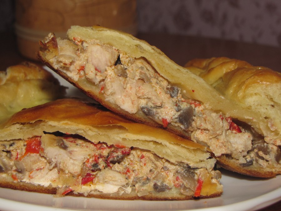 Пирог с курицей и грибами из слоеного теста