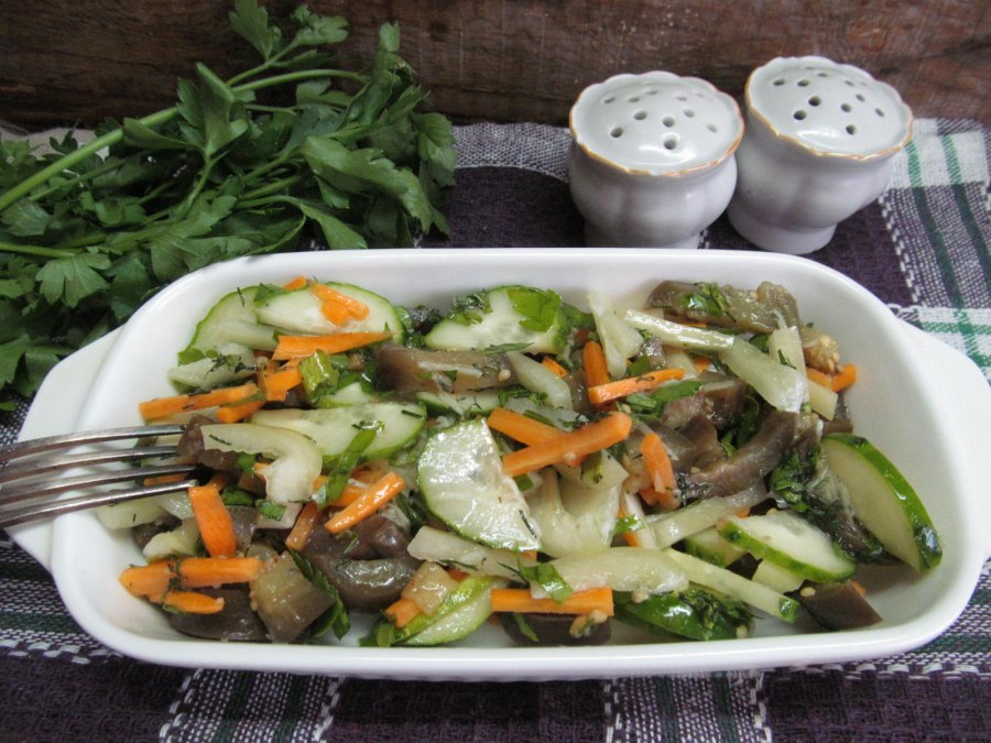 Салат с баклажанами и огурцами