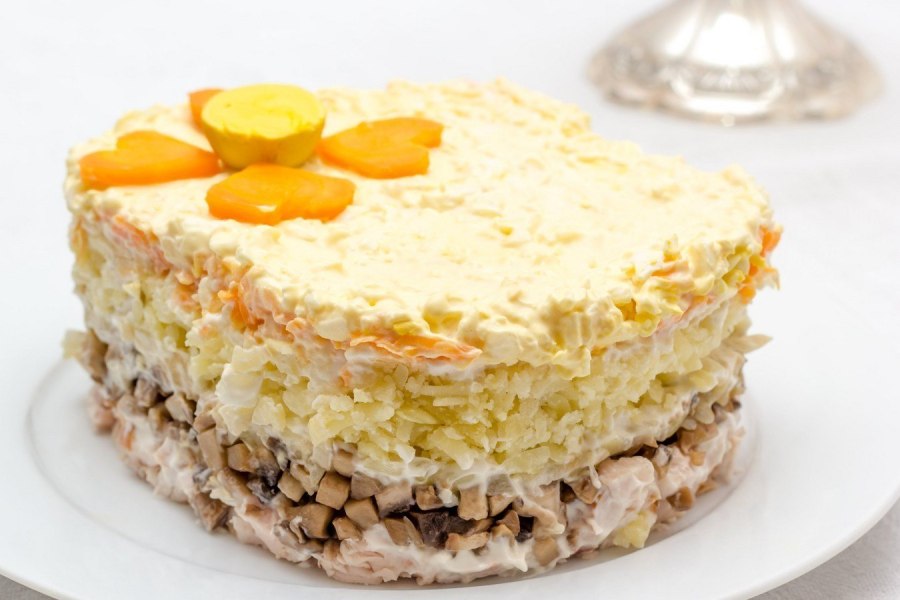 Слоёный салат с курицей