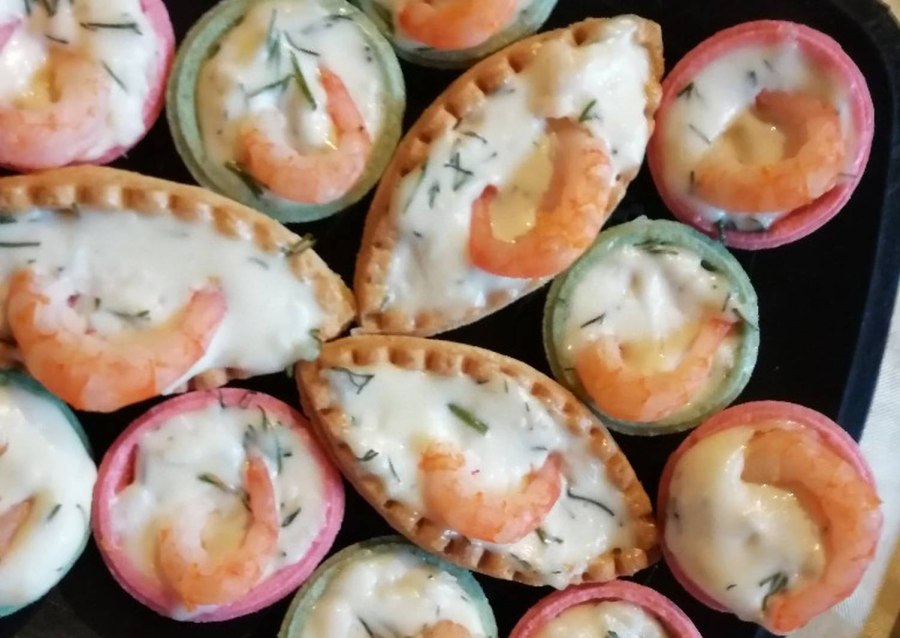 Блинные корзиночки с красной рыбой