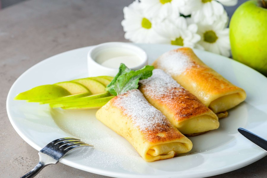Блинчики с яблоком и корицей