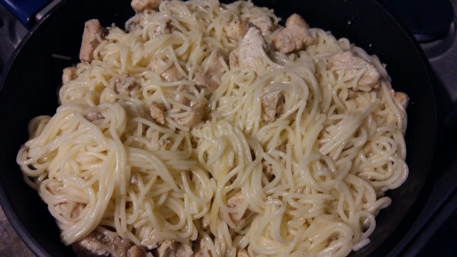 Паста с курицей и овощами